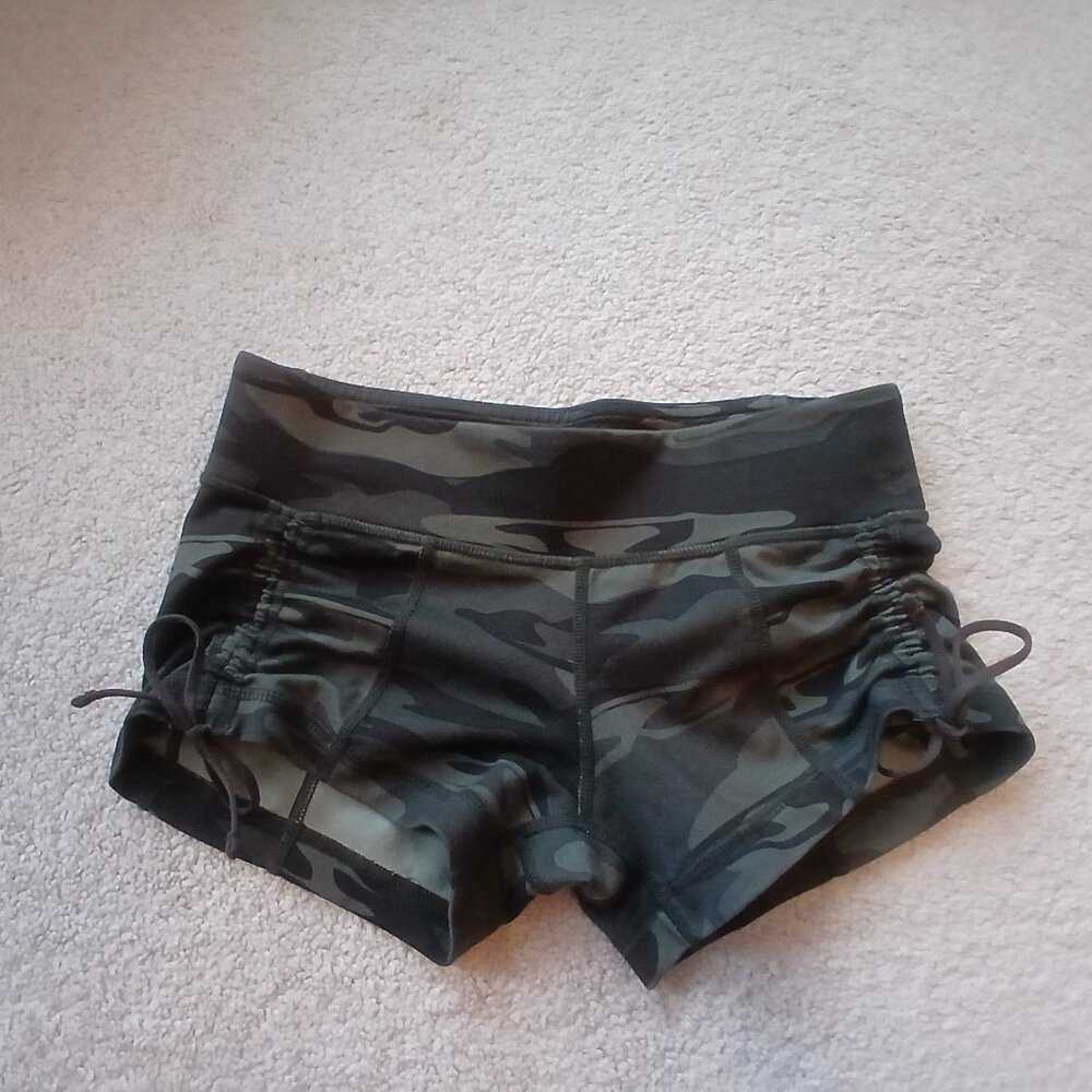 Size 4 lululemon ruched shorts